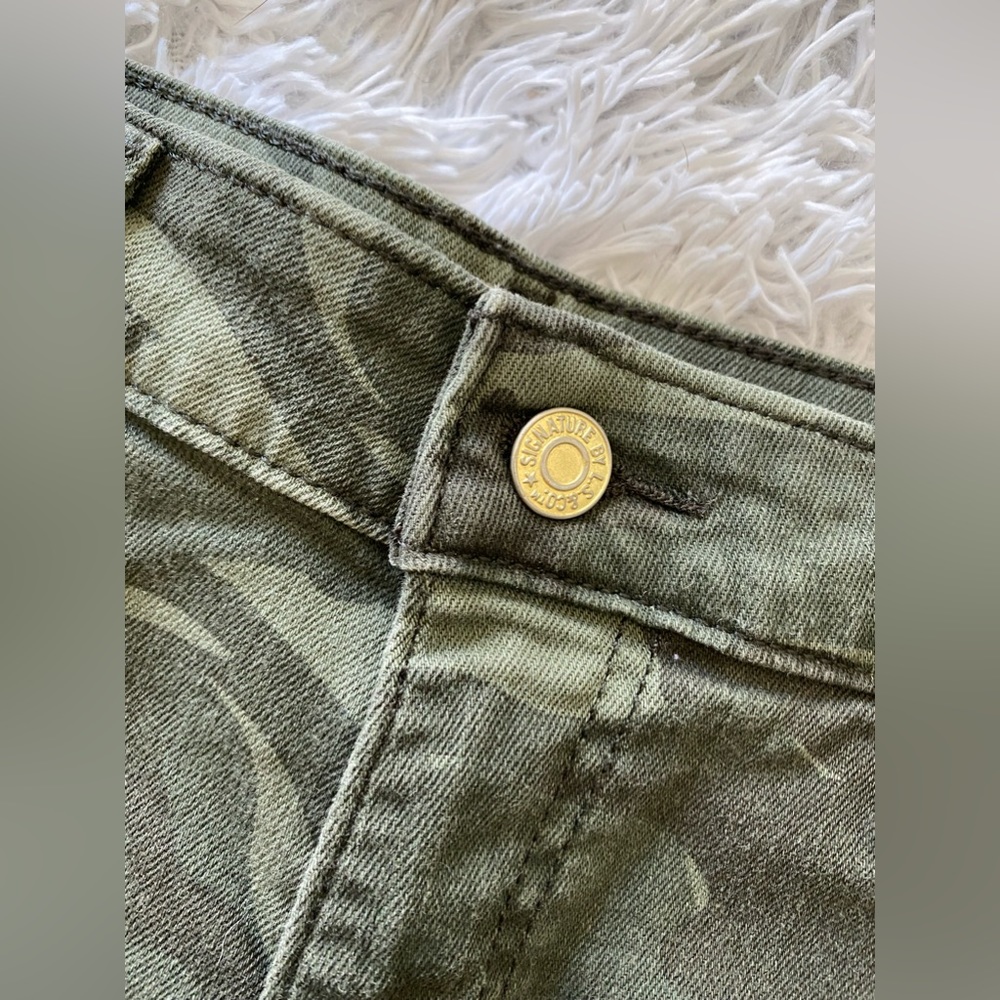 Levi’s Camo Mid Rise Shorts - Picture 3 of 9